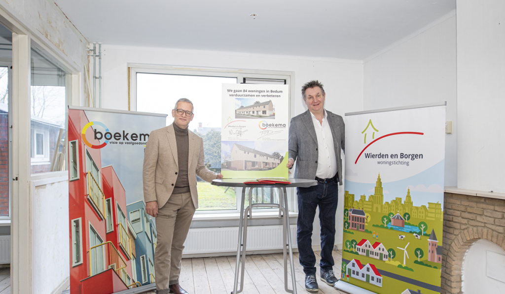 Woensdag 3 februari hebben Matthieu van Olffen, directeur bestuurder bij Wierden en Borgen en Hans Boekema de overeenkomst getekend voor het verduurzamen en verbeteren van 84 woningen in Bedum.