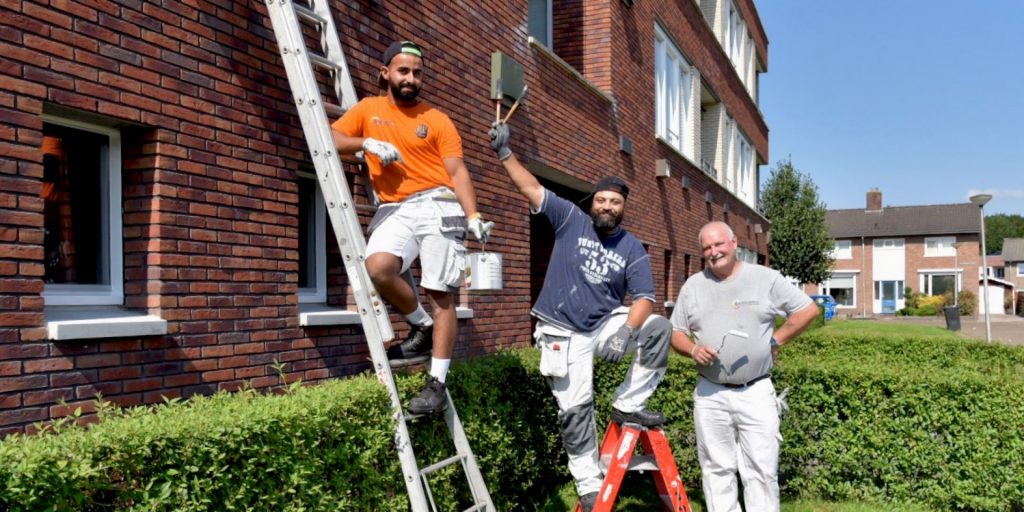 Samen met Boekema Vastgoedonderhoud werken we momenteel aan het schilderwerk van zo’n 100 woningen in maar liefst 8 straten in Eelde-Paterswolde. Een grote klus!