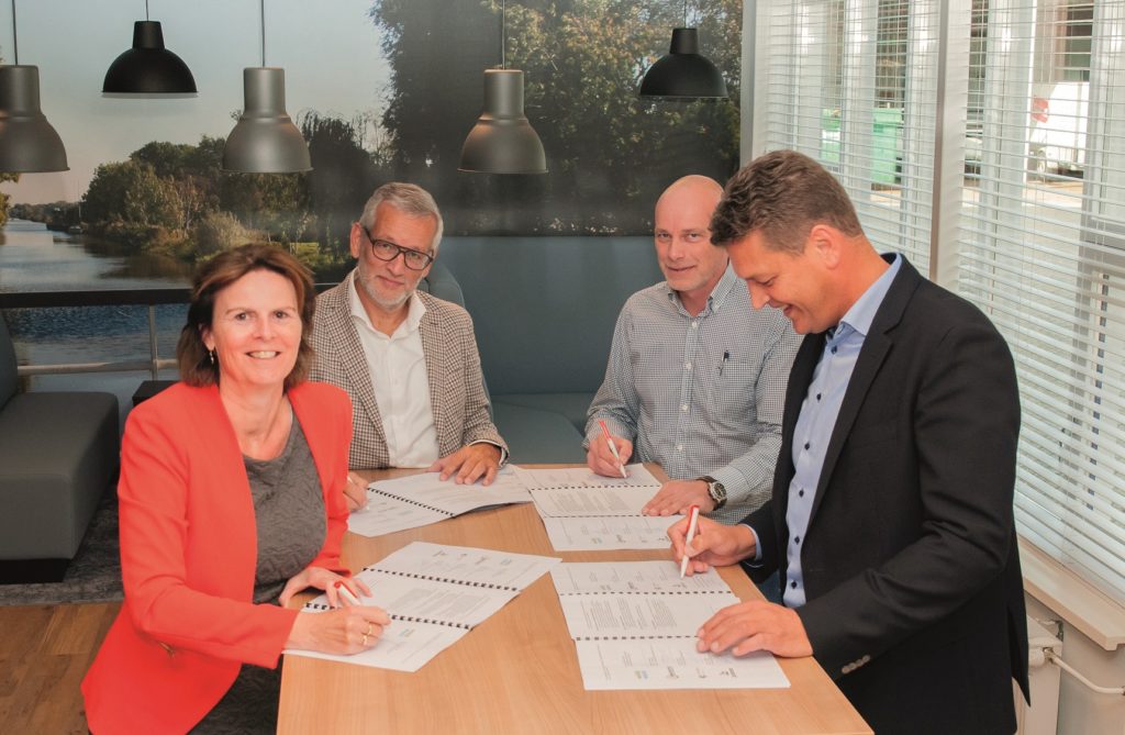 Maandag 10 oktober hebben Wold & Waard en Boekema, visie op vastgoedonderhoud samen met Hoekstra Bouw B.V. en Jorritsma Bouw een overeenkomst voor het Niet Planmatig Onderhoud ondertekend.