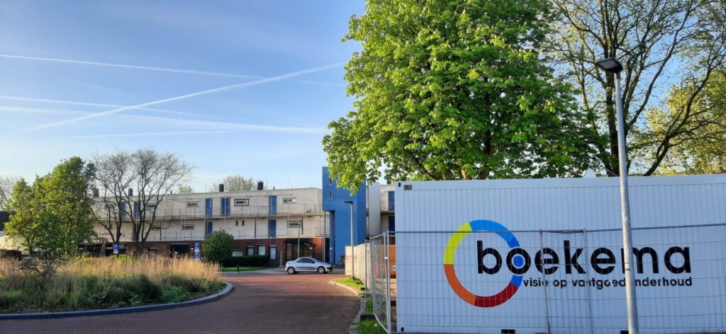 Op maandag 28 april zijn we gestart met de verduurzaming en het groot onderhoud van de woningen aan Langs de Lijn in Bedum. In opdracht van Wierden en Borgen en in nauwe samenwerking met onze partners brengen we deze woningen naar energielabel A++.