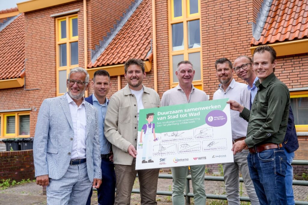 Vorige week gaf Wierden en Borgen het officiële startschot voor een langdurige samenwerking in resultaatgericht planmatig onderhoud. Samen met SW Vastgoedverbetering, Wits Vastgoedonderhoud Nederland en Lenferink Vastgoedonderhoud gaan wij de komende jaren het schilderwerk van maar liefst 7.000 woningen uitvoeren.